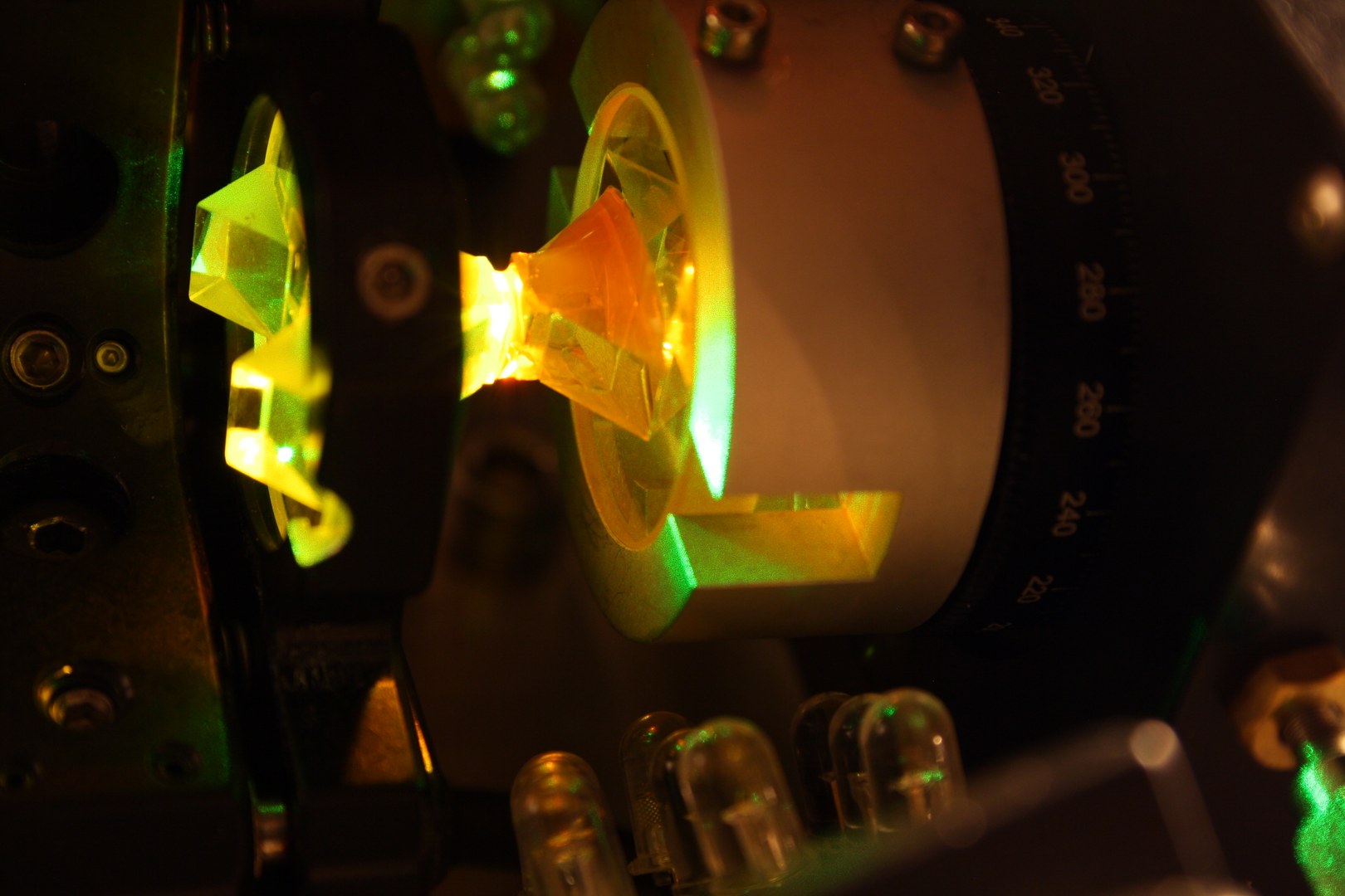 Mikroresonator, mit Farbstoff gefüllt, das Herzstück des Experiments